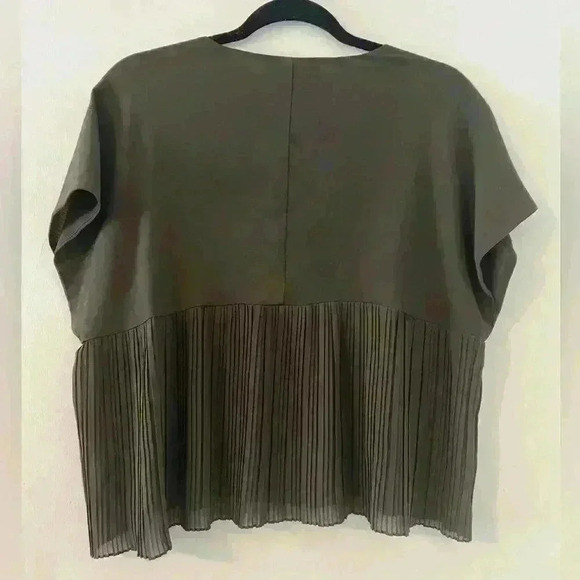 Romeo and Juliet couture flowy top. (K106) - Picture 3 of 4